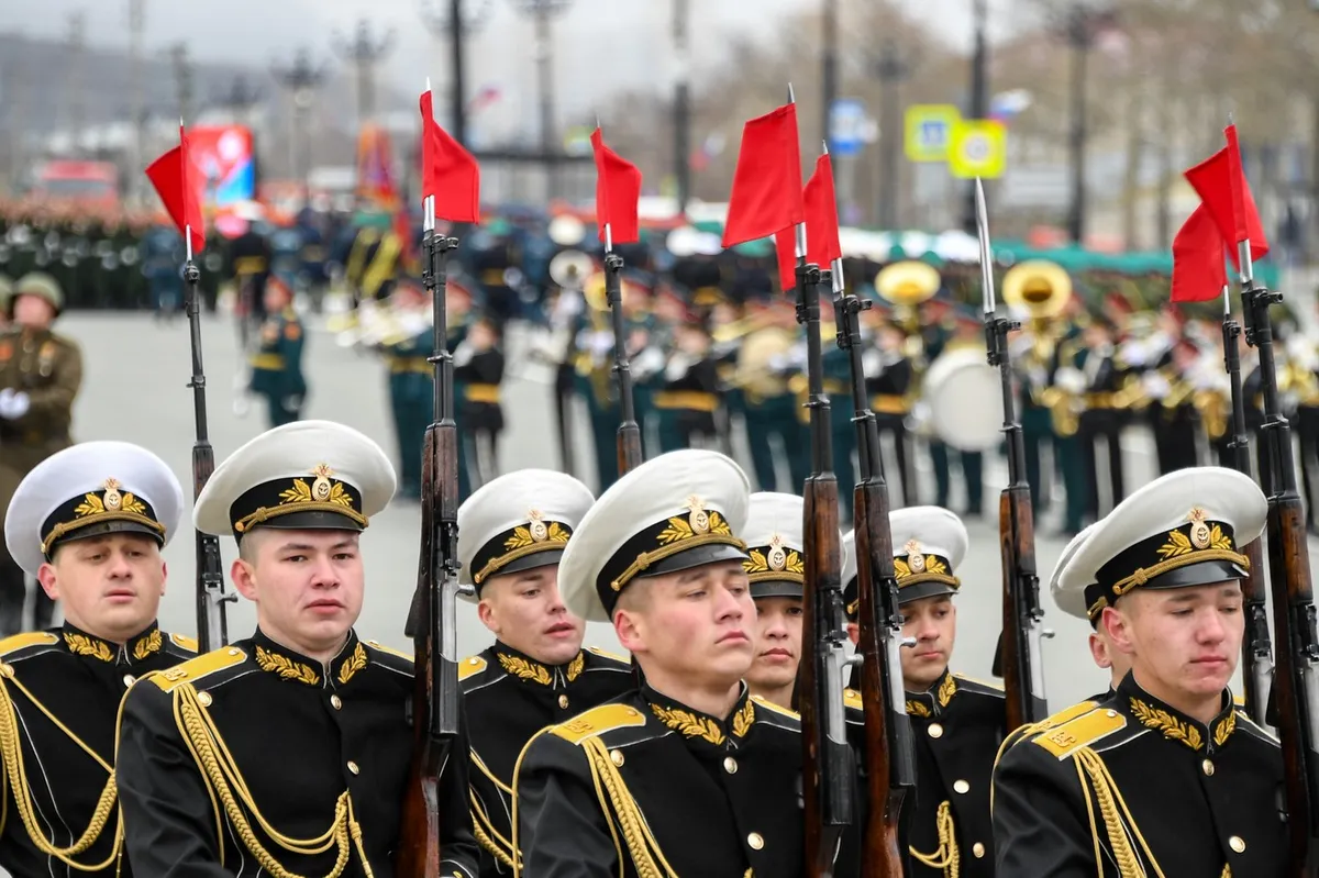 Tradicionalna vojaška parada v Rusiji letos brez tankov, omejen bo internetni dostop