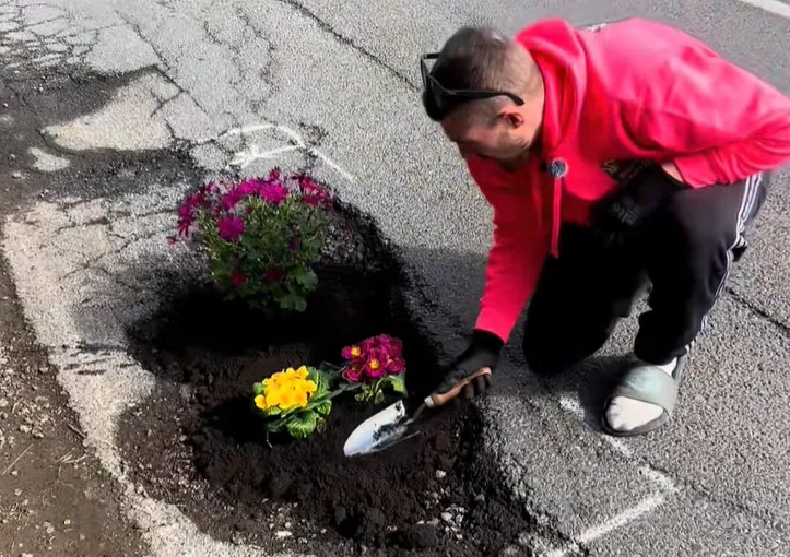 Kako so luknje na cestah spodbudile umetnost in aktivno državljanstvo (FOTO & VIDEO)