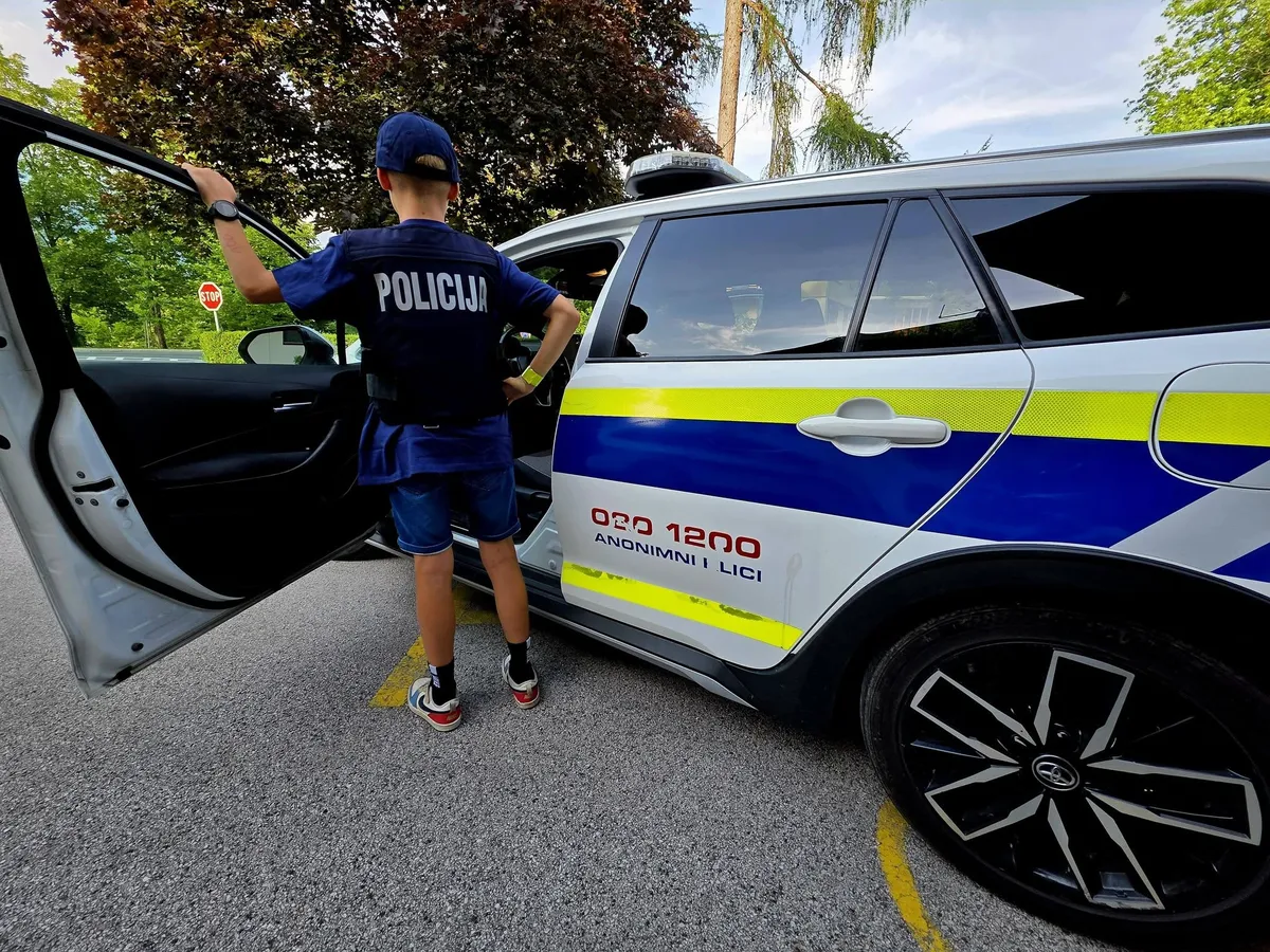Policisti so se 12-letnemu Lanu zahvalili na prav 