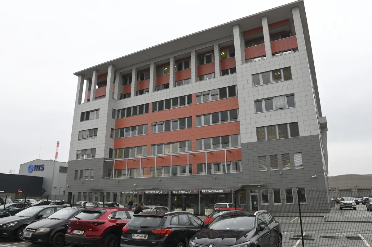 Knovs zaradi afere Black Cube opravil nadzor na po