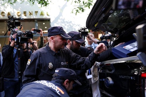 Policija odnaša dokazno gradivo iz hiše nekdanjega premierja