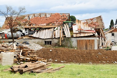 Slovenija, Komenda, 11.06.2026, 11. junij 2026Huda vremenska ujma, nevihta, slabo vreme, uničena hiša, posledice neurja, narava, Občina Komenda, streha,Foto: Žiga Živulović jr,/F.A.Bobo