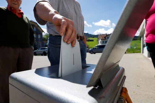 Švicarji so na nedeljskem referendumu zavrnili pobudo za omejitev števila prebivalcev oziroma priseljevanja