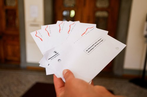 Švicarji so na nedeljskem referendumu zavrnili pobudo za omejitev števila prebivalcev oziroma priseljevanja