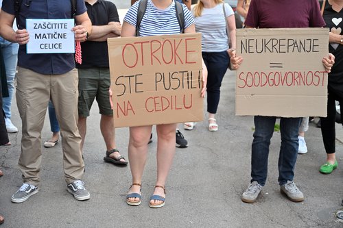 Protest imetnikov vzorcev Biobanke pred ministrstvom za zdravje