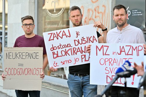 Protest imetnikov vzorcev Biobanke pred ministrstvom za zdravje