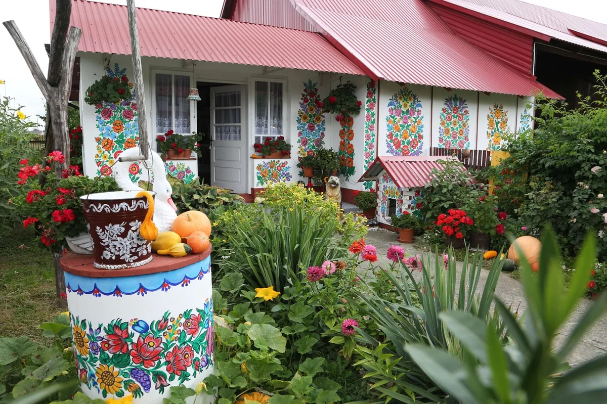 Barvita tradicija, ki navdušuje svet: je to najbolj pisana evropska vas? (FOTO)