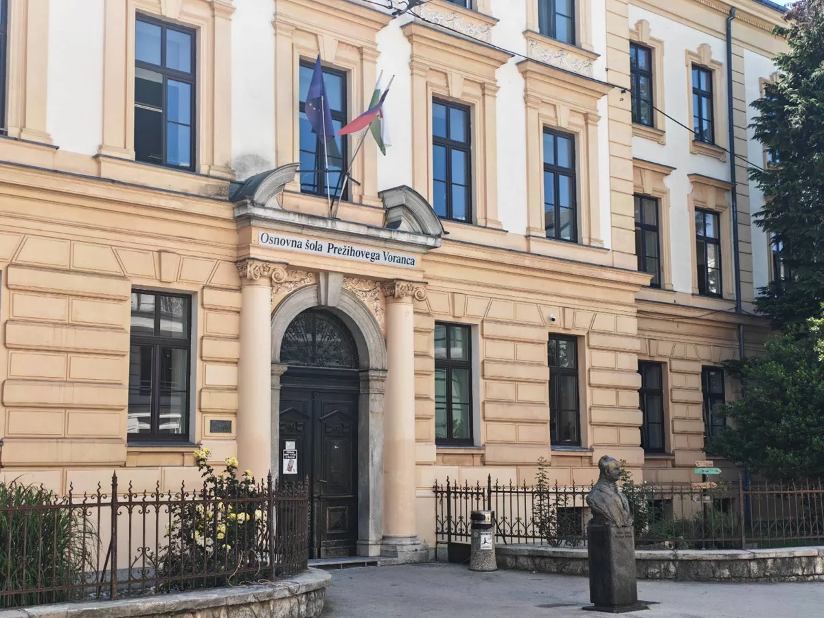 Šolski minister Rončević: pred vsako šolo bo visela zastava. Ravnateljica: zastave že visijo, zakaj je treba groziti?