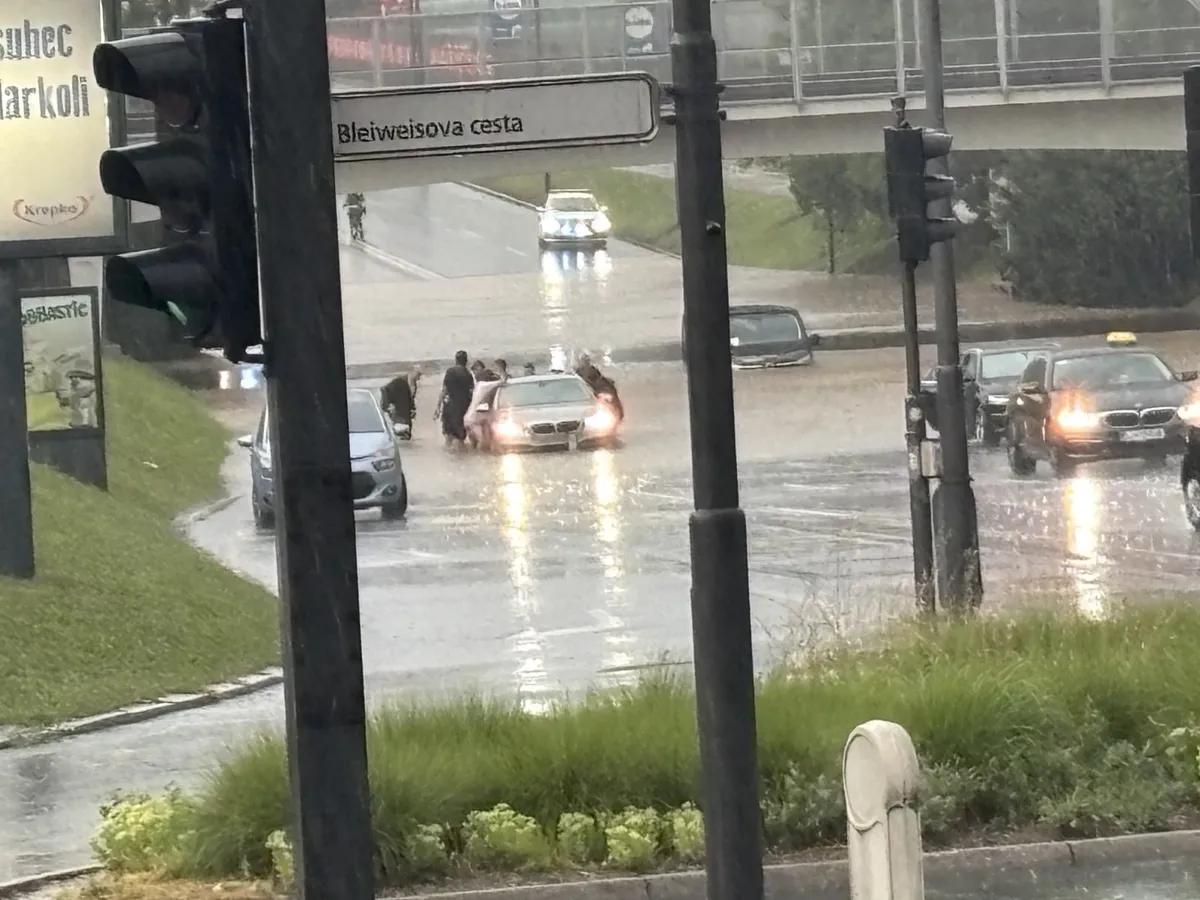 V Ljubljani podvozi poplavljeni, obvoznica zalita. Koncert Joker Out vseeno bo (FOTO & VIDEO)