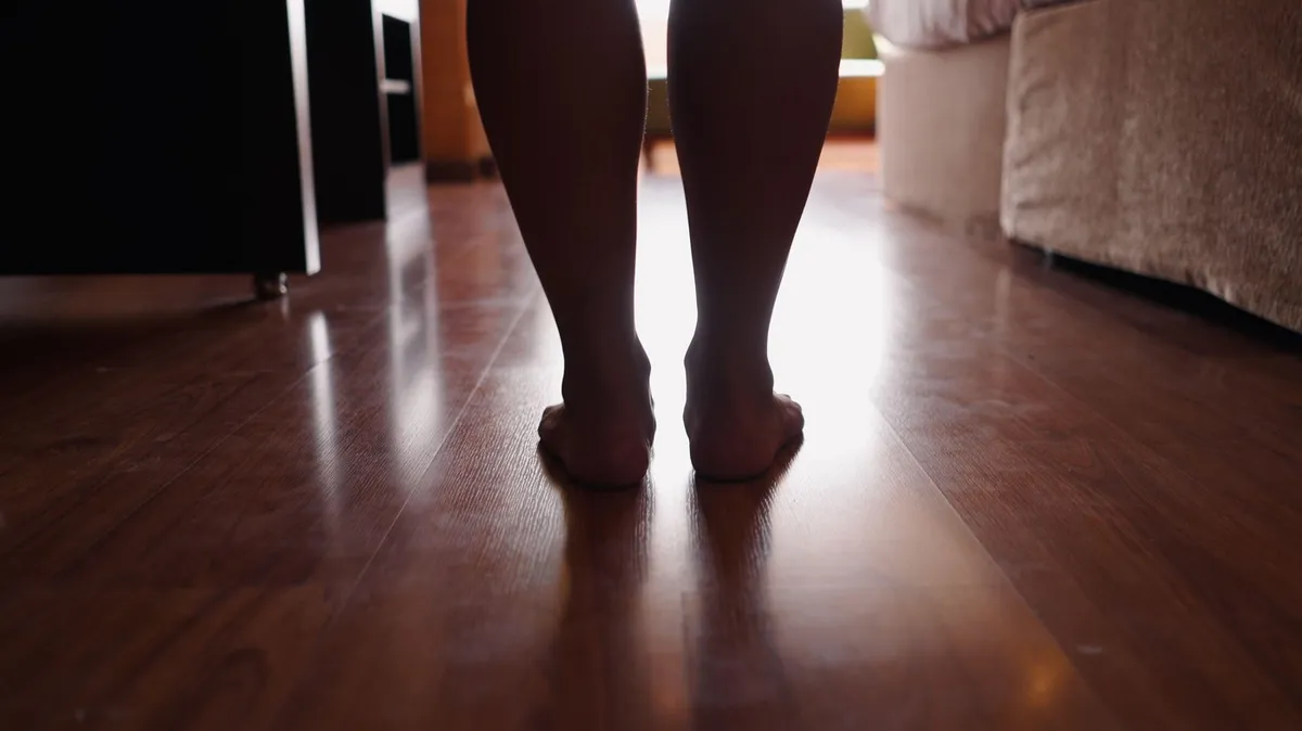 Je vaš parket izgubil lesk? V vedro vode dodajte eno tekočino in zasijal bo kot nov