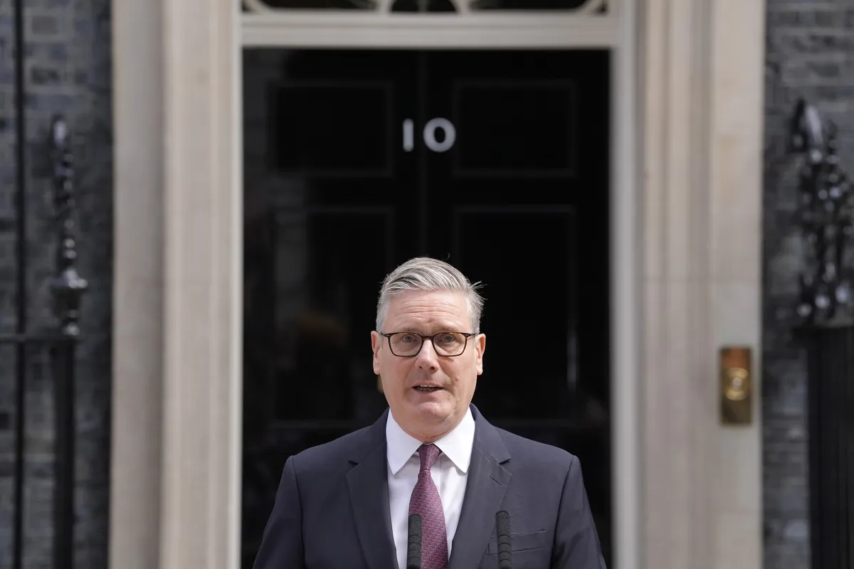 Keir Starmer napovedal odstop s položaja predsednika vlade
