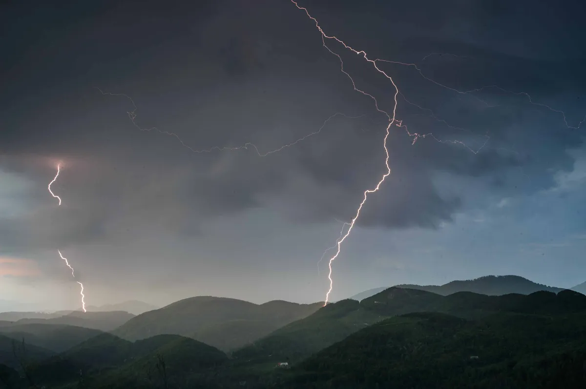 Meteorologi zaostrili opozorilo: danes možne močnejše nevihte z nalivi, vetrom in točo