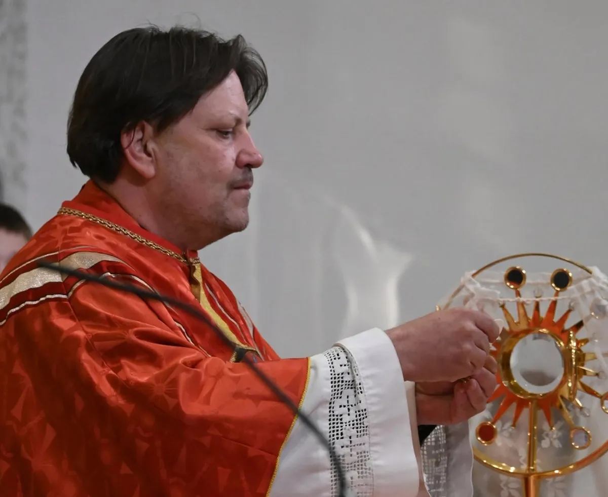 Župnika iz Rač med mašo pičila osa, zaradi hude reakcije je umrl
