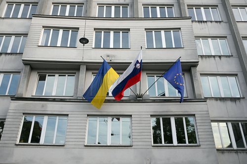 Slovenija,Ljubljana, 04.06.2026, 04.junij 2026,Zastave Ukrajine, Slovenije in EU na stavbi vlade vlada Foto: Žiga Živulovićjr./BOBO