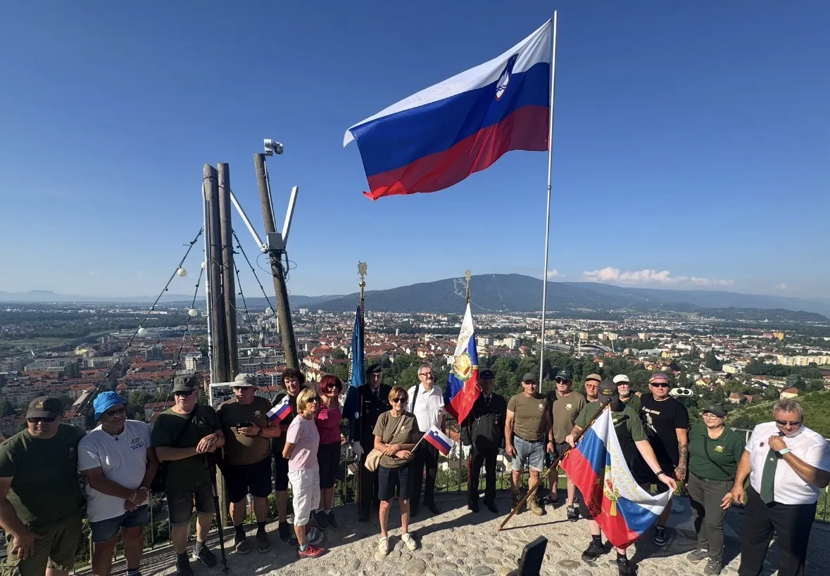 Mariborski veterani vojne za Slovenijo na Piramido ponesli slovensko zastavo