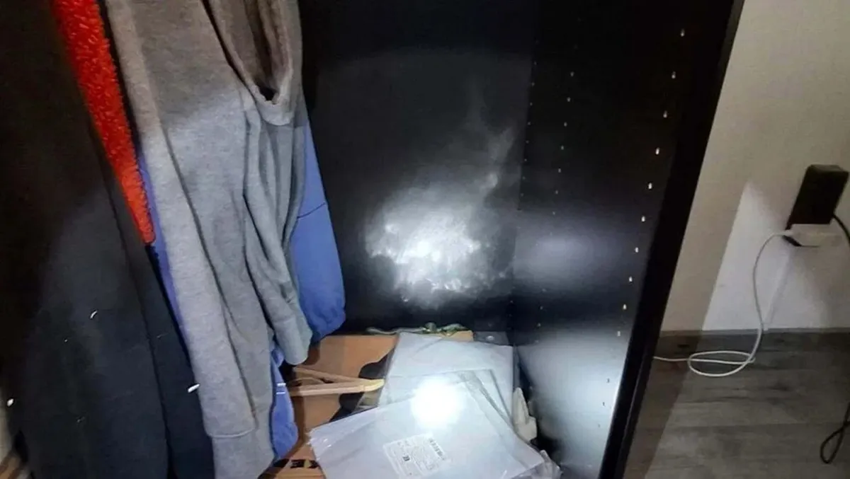 Ko so videli, kaj se jim je priplazilo v omaro, so takoj poklicali na pomoč (FOTO)