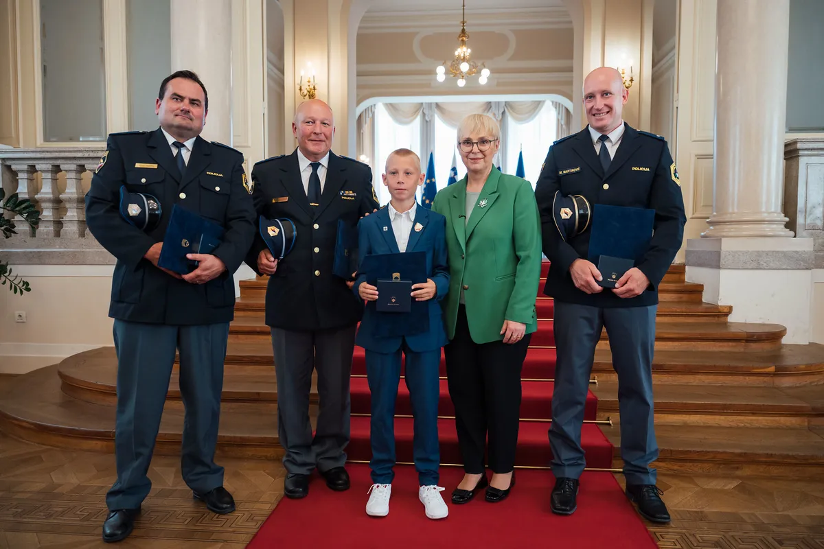 Predsednica podelila priznanje policistom in Lanu: "Najlepša podoba domovine je človek, ki brezpogojno pomaga"