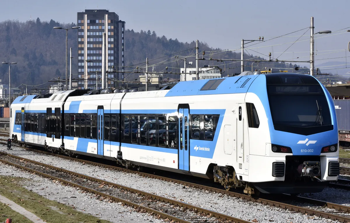 Potniki sredi vročinskega vala več kot uro čakali na vlaku. Slovenske železnice pojasnile zamudo
