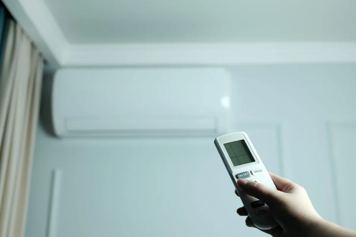 Funkcija na klimi, ki je marsikdo ne uporablja, a nas hitro ohladi in zniža račun za elektriko