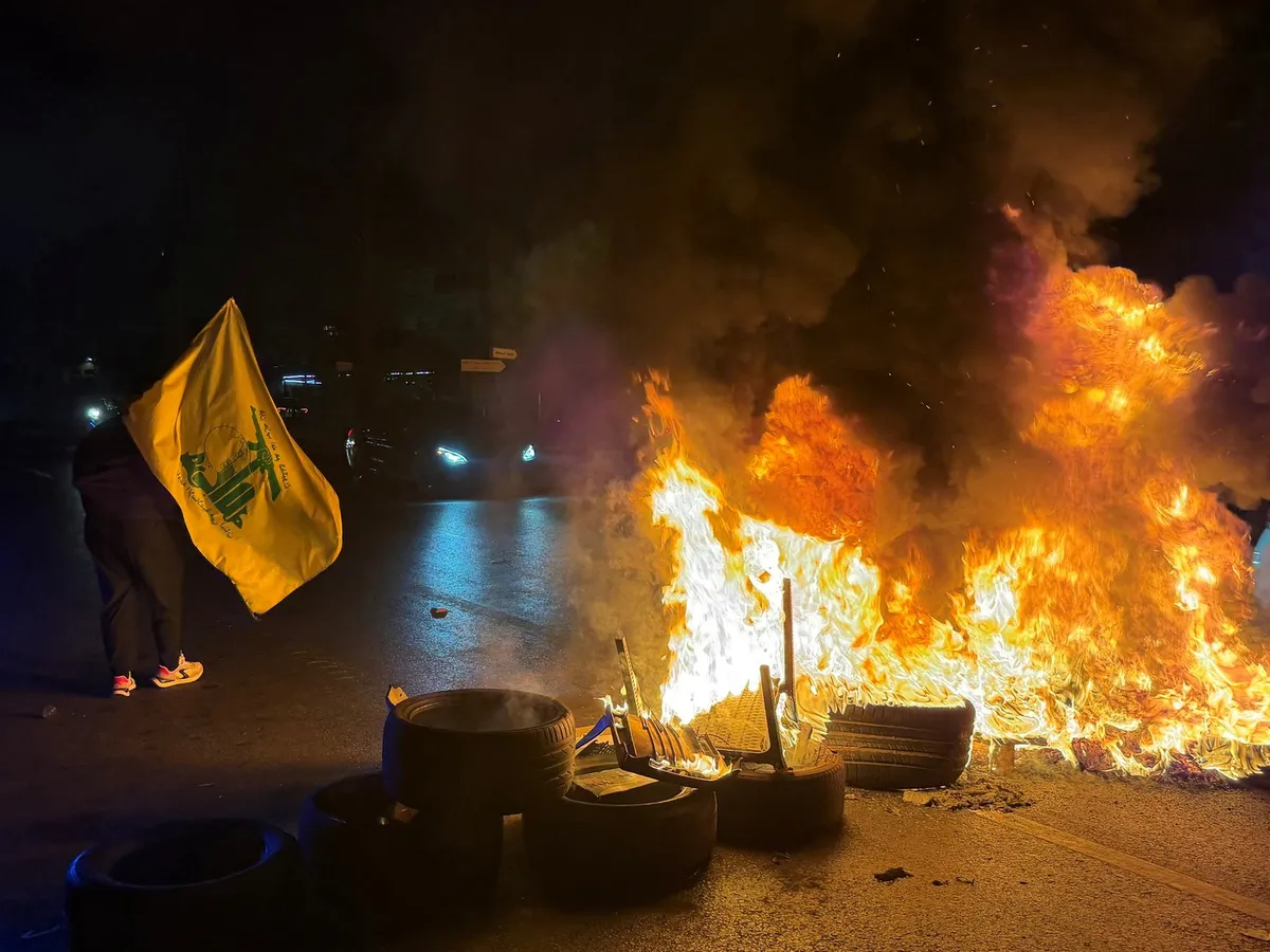 Sporazum med Libanonom, Izraelom in ZDA sprožil proteste v Bejrutu, ceste blokirale goreče gume