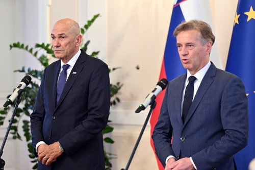 Primipredaja Robert Golob in Janez Janša