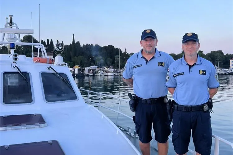 Policista pri Savudriji rešila izčrpana Slovenca, ki ju je tri ure odnašalo proti odprtemu morju