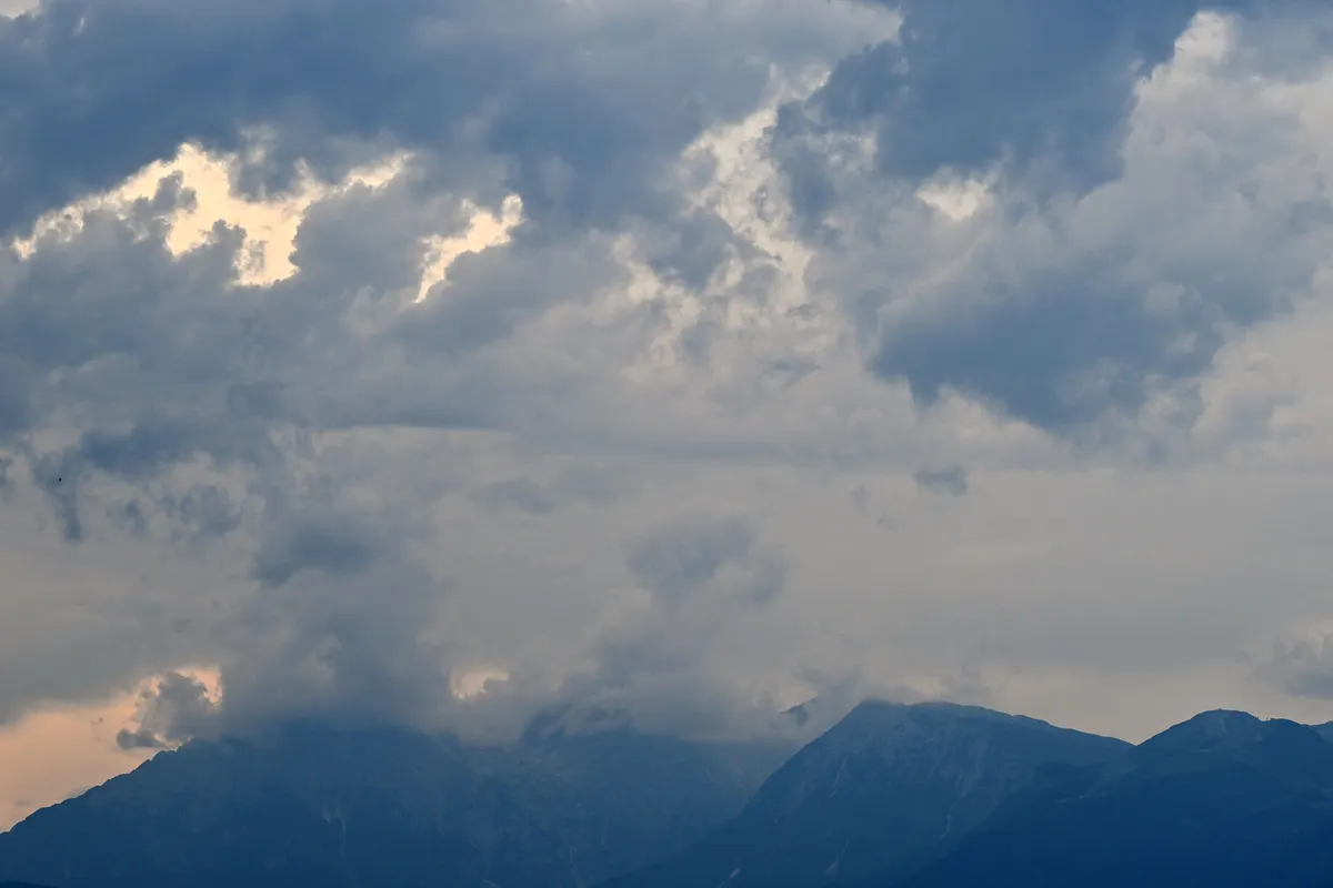 Nad Slovenijo besnijo nevihte, na vzhodu države že toča