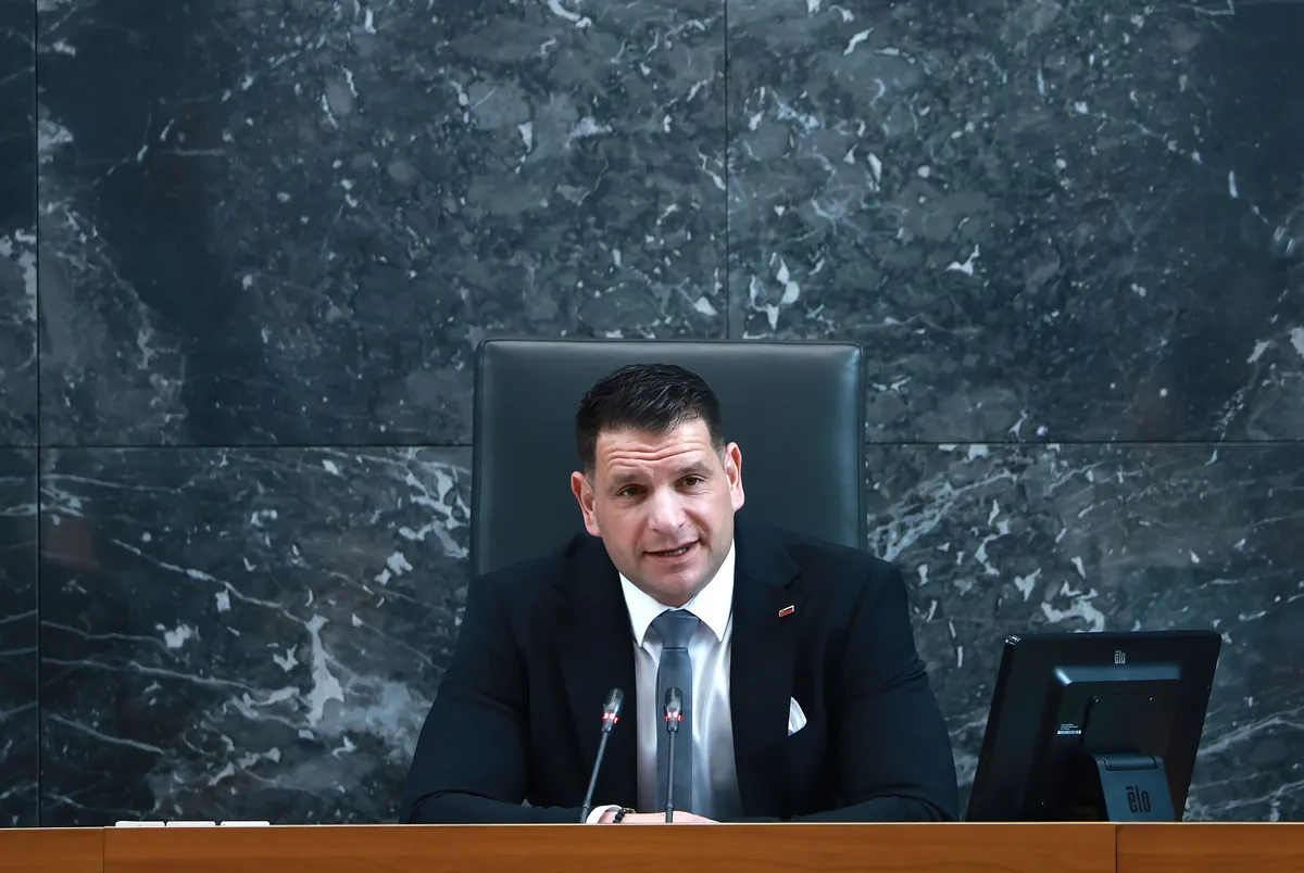 Buren začetek seje DZ: Poslanke Svobode od Stevanovića zahtevale opravičilo. Kaj jim je odgovoril?