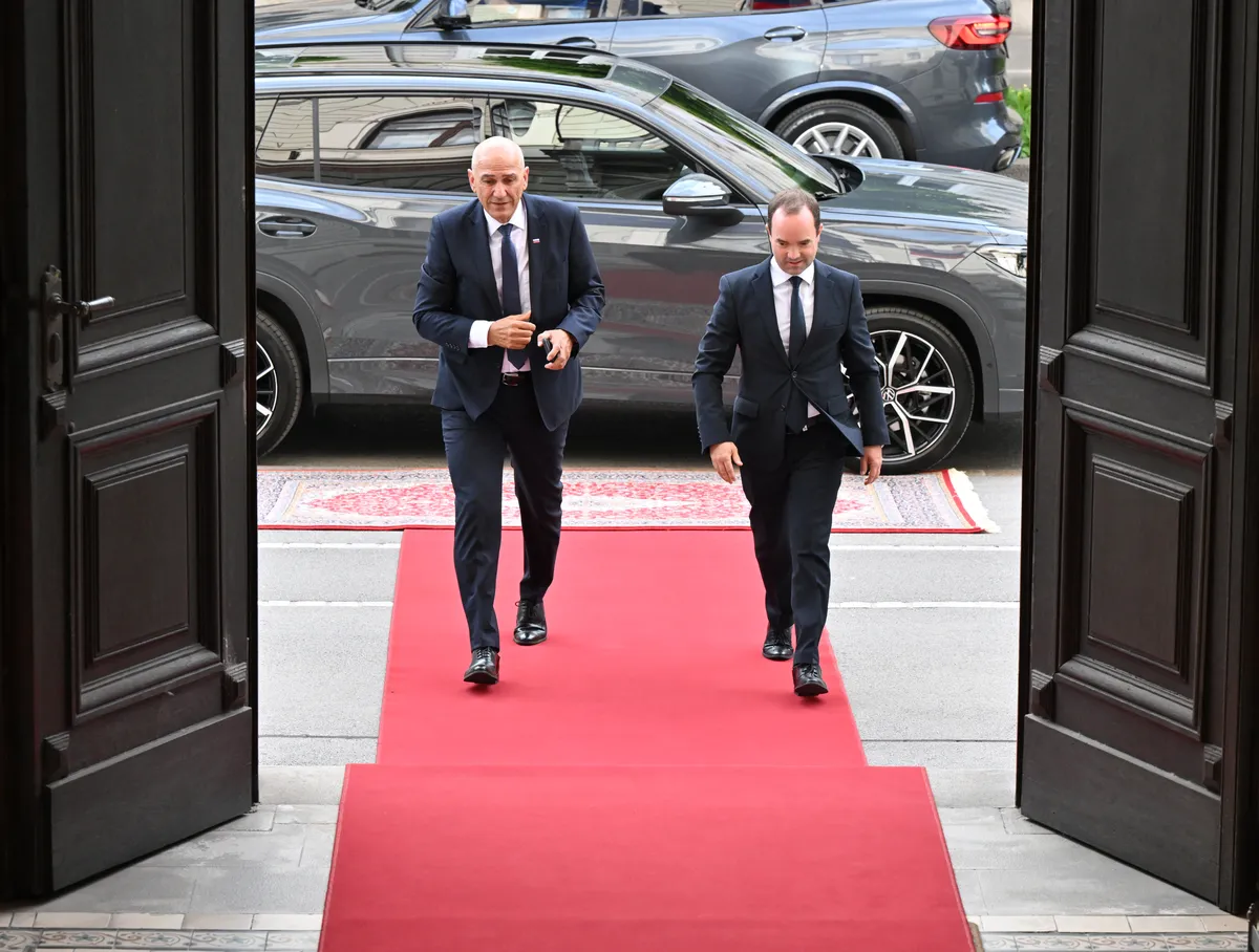 Kaj bosta ob primopredaji poslov povedala Janša in Golob