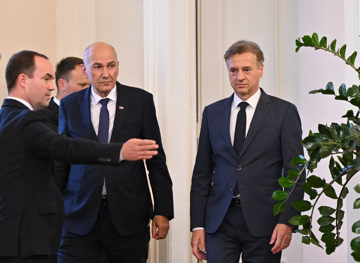 SDS v anketi povečala prednost pred Svobodo