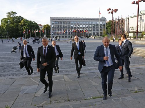 Ministri prihajajo na sejo vlade