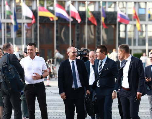 Ministri prihajajo na sejo vlade