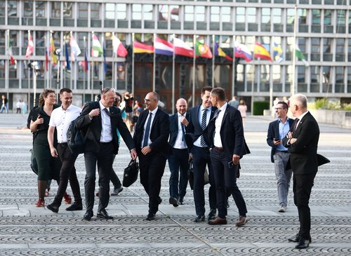 Ministri prihajajo na sejo vlade