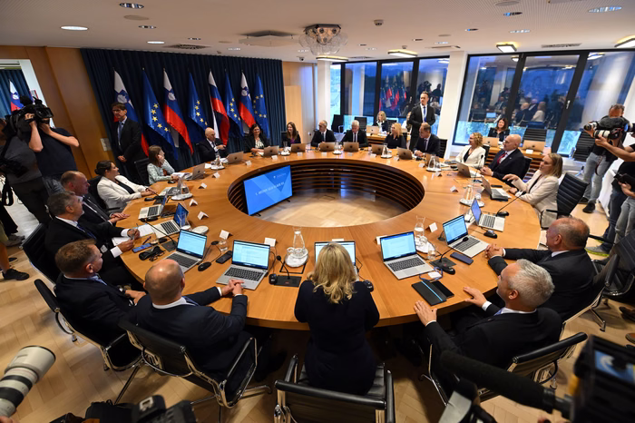 Nova vlada že na prvi seji. Golob ob primopredaji čestital Janši, ta se mu je zahvalil za tisto, kar je bilo dobrega