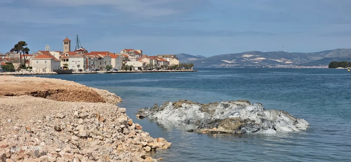 Ob hrvaško plažo, kjer se kopajo domačini in turisti, naplavilo kup azbestnih odpadkov