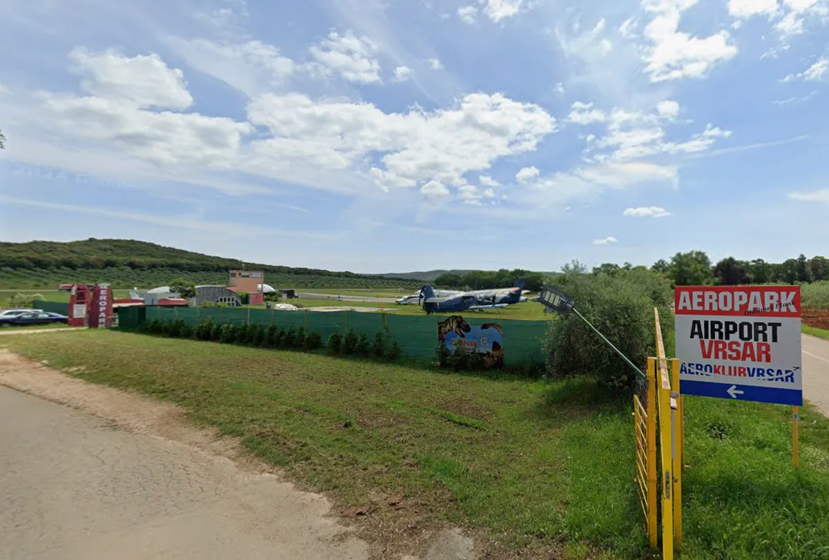 Pri Vrsarju strmoglavilo manjše letalo, pilot naj 