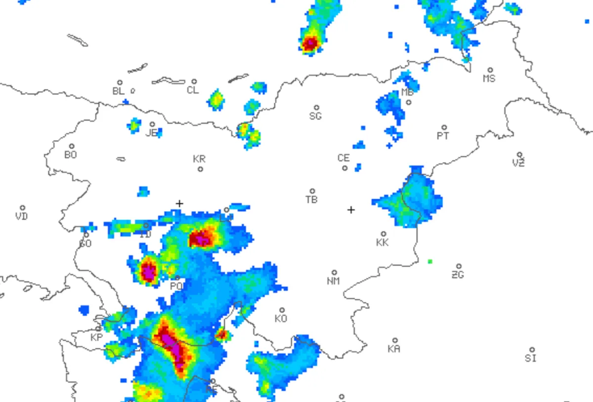 Nad Slovenijo že prve močnejše nevihte. Spremljajte, kako se premikajo