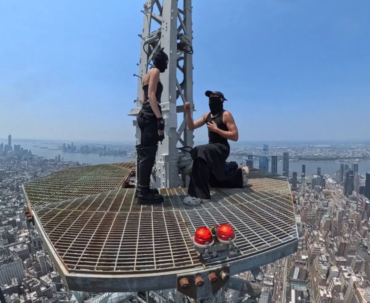 Splezala na vrh Empire State Buildinga in se zaročila tik preden ju je aretirala policija