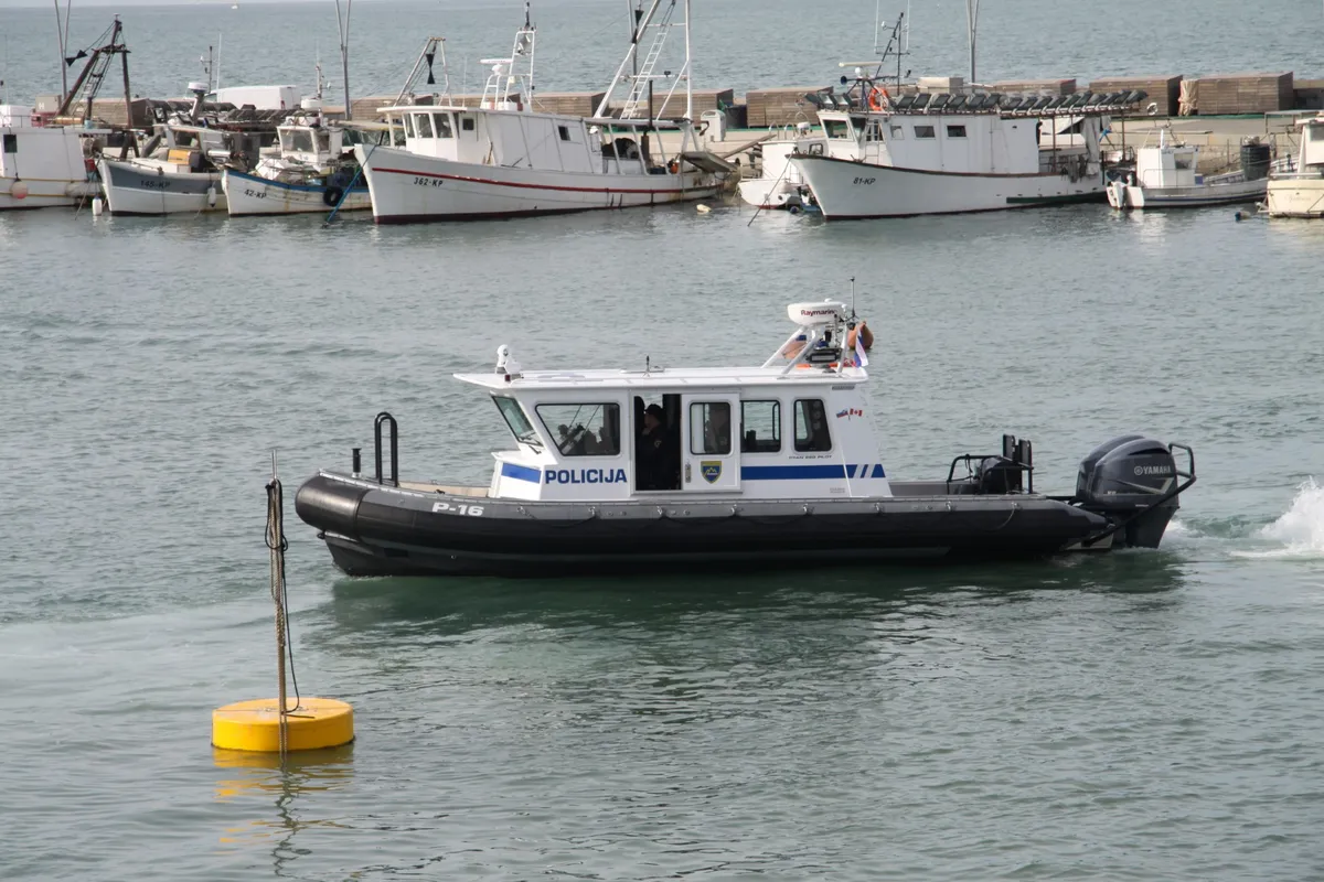 13-letnik izginil med plavanjem, policisti so ga našli kilometer od obale
