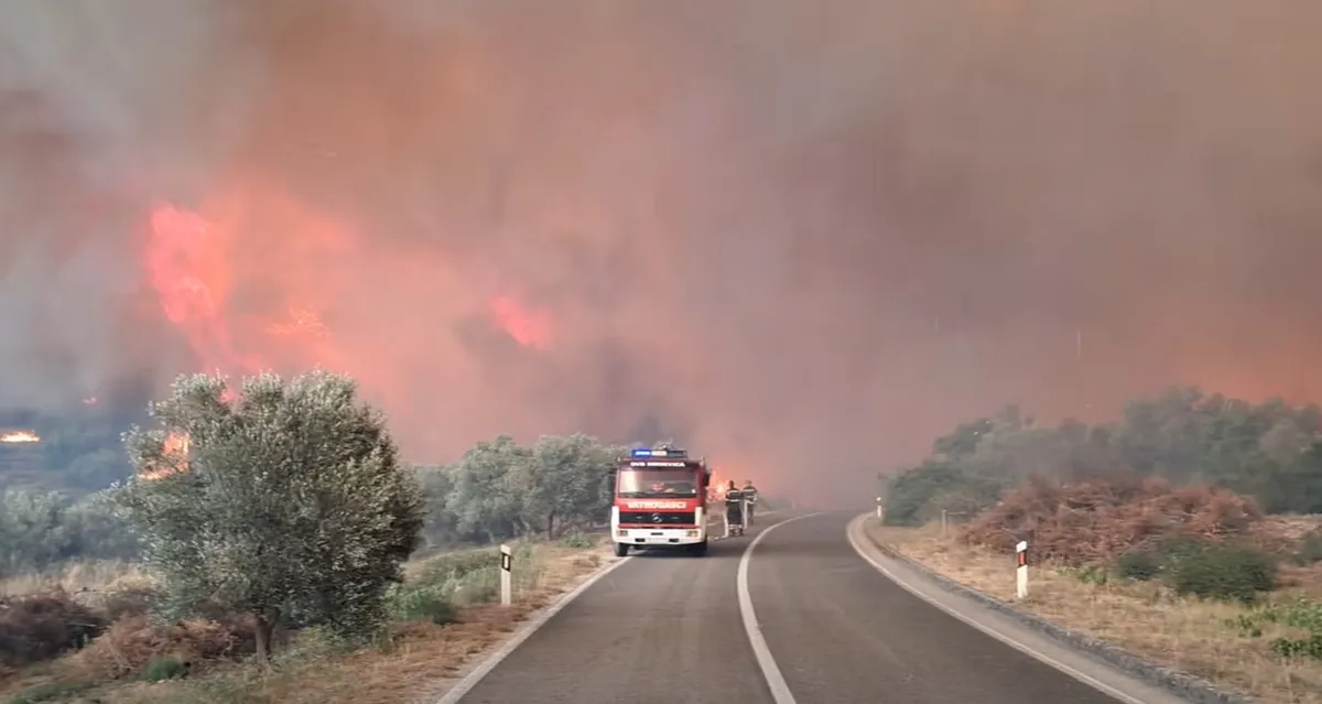 Hrvaški gasilci se borijo z več požari na otokih in širšem območju Splita