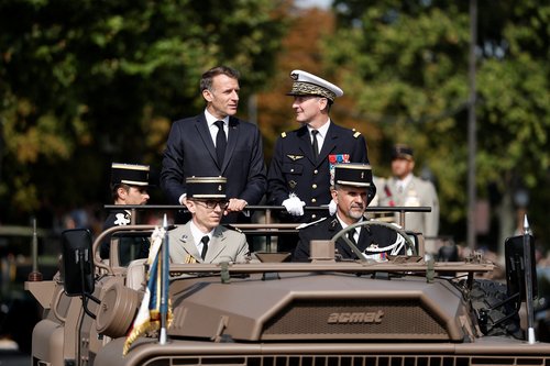Francoski predsednik Emmanuel Macron na vojšaki paradi v Parizu