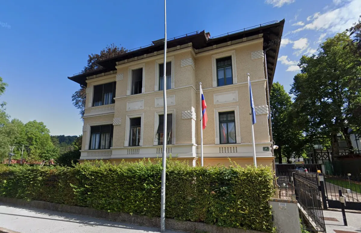 Incident na zunanjem ministrstvu, moški skočil čez ograjo