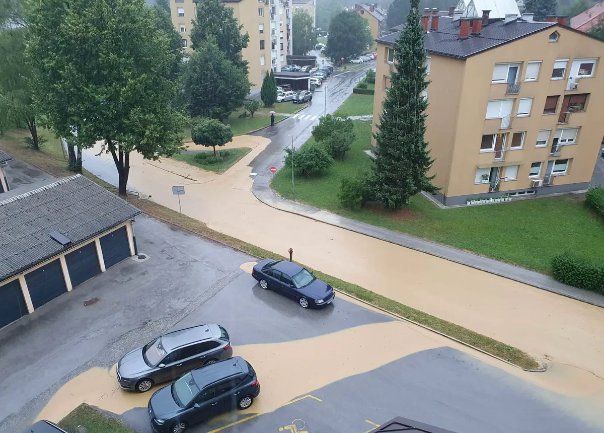 Neurja povzročala težave: poplavilo šolsko telovadnico, strela zanetila požar na hiši ...