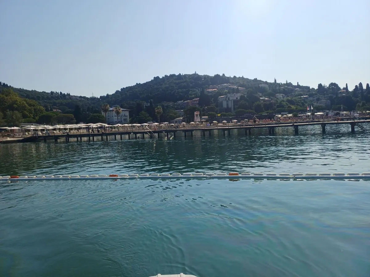 Zaradi razlitja 50 litrov goriva zaprta glavna portoroška plaža