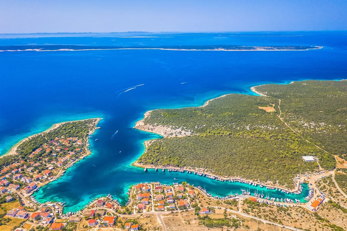Na Hrvaškem uradno le 15 plaž z omejenim dostopom, ponekod pobirajo vstopnino