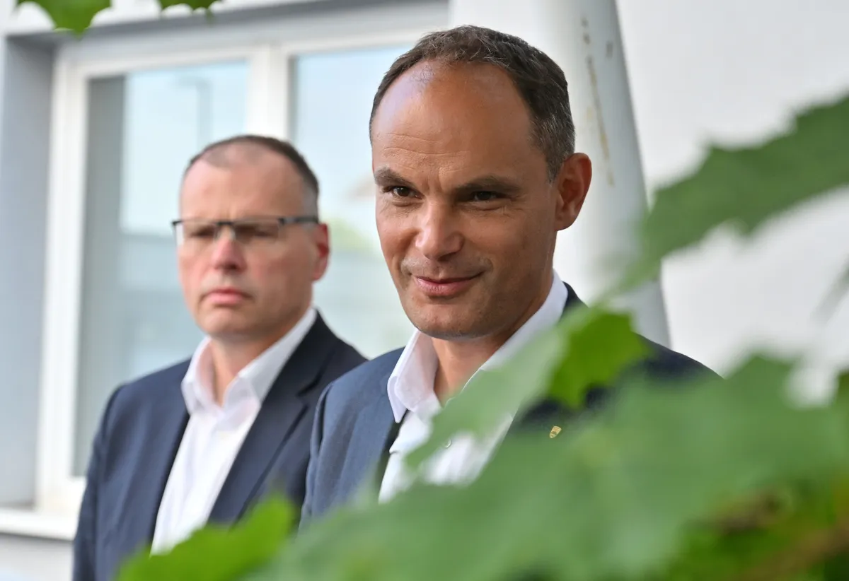 V ŽIVO: Demokrati o boju proti korupciji v stavbi, ki je po njihovem simbol korupcije minulega mandata