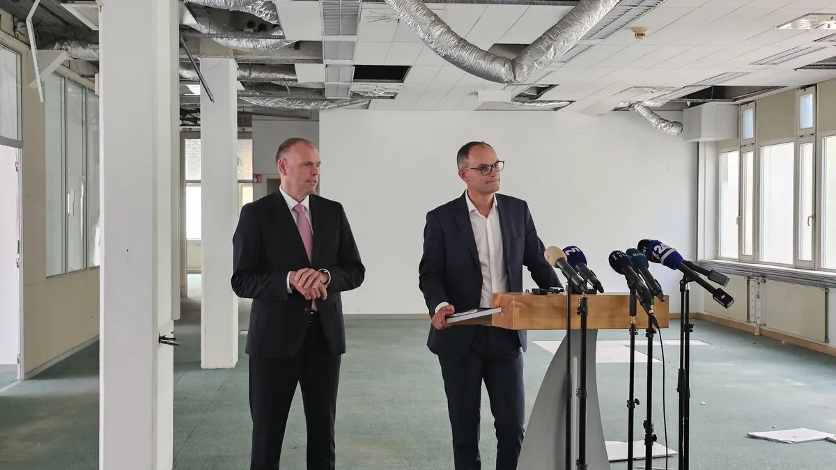 V ŽIVO: Demokrati o boju proti korupciji v stavbi, ki je po njihovem simbol korupcije minulega mandata