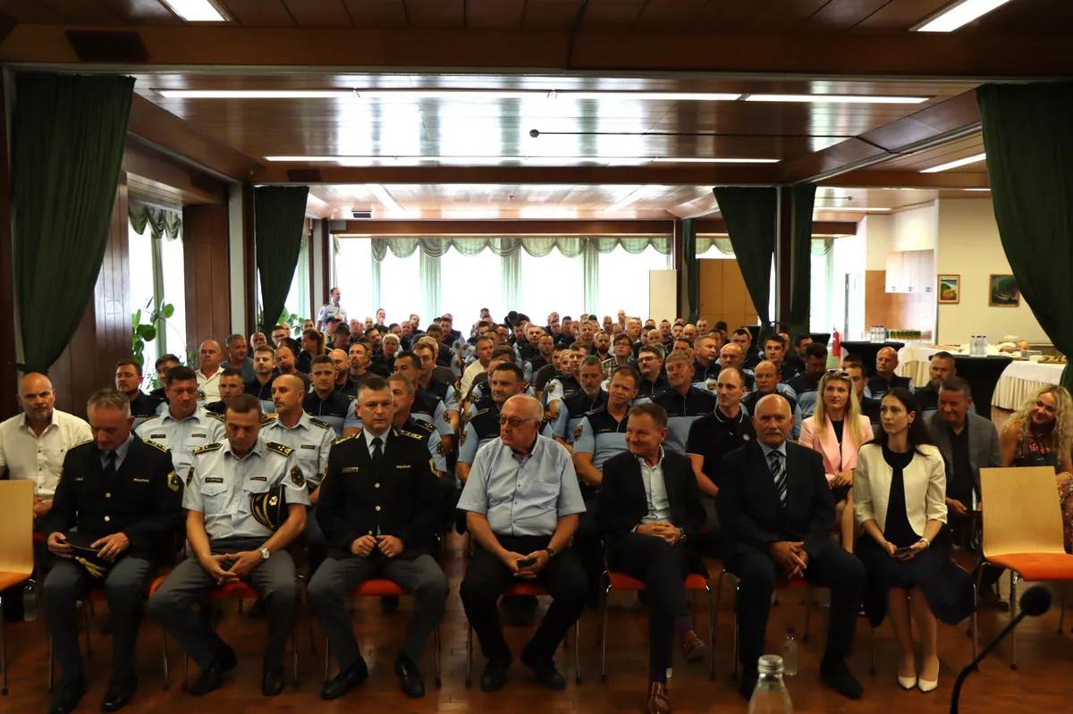 Matoz sprejel policiste, ki so sodelovali v intervenciji, kakšne pri nas zlepa ne pomnimo