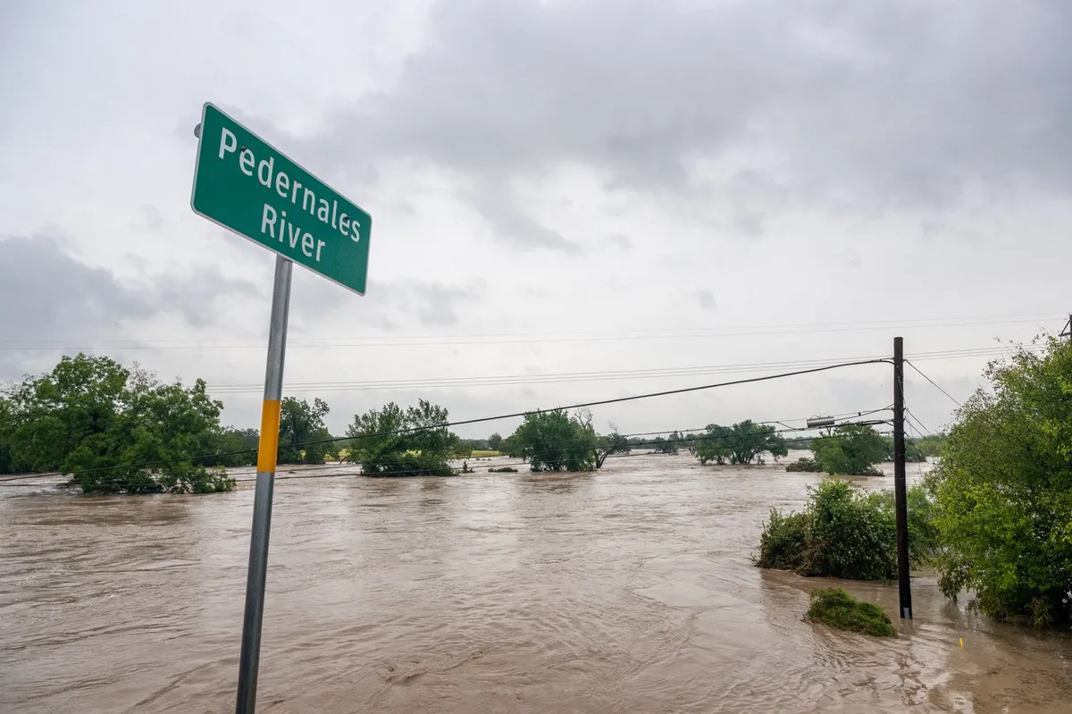 Hudourniške poplave so terjale že dve žrtvi, prebivalce reševali s čolni in helikopterji (FOTO)