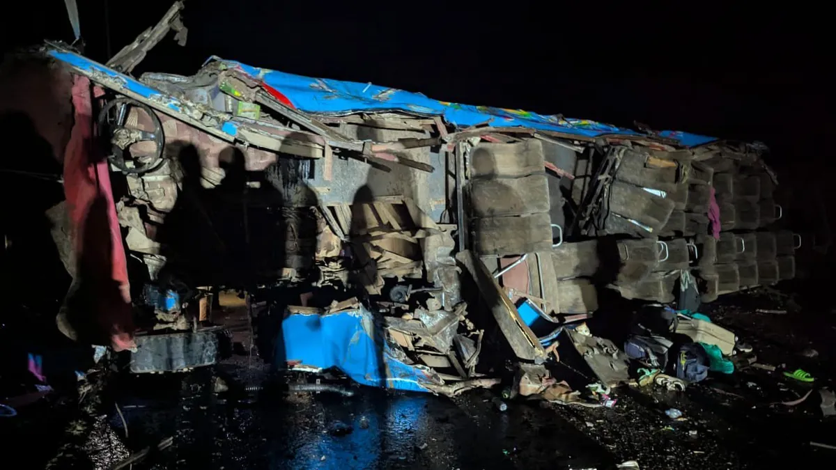 V nesreči šolskega avtobusa v Ugandi umrlo 21 ljudi, več je poškodovanih